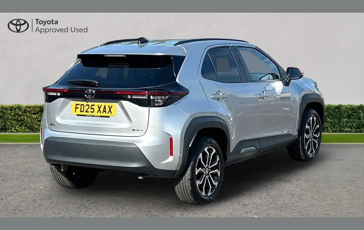 Used Toyota Yaris Cross Design 113 HP (83 kW) 2025 Silver SUV