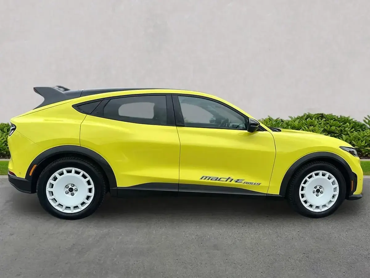Used Ford Mustang 487 HP (358 kW) 2024 Yellow Hatchback