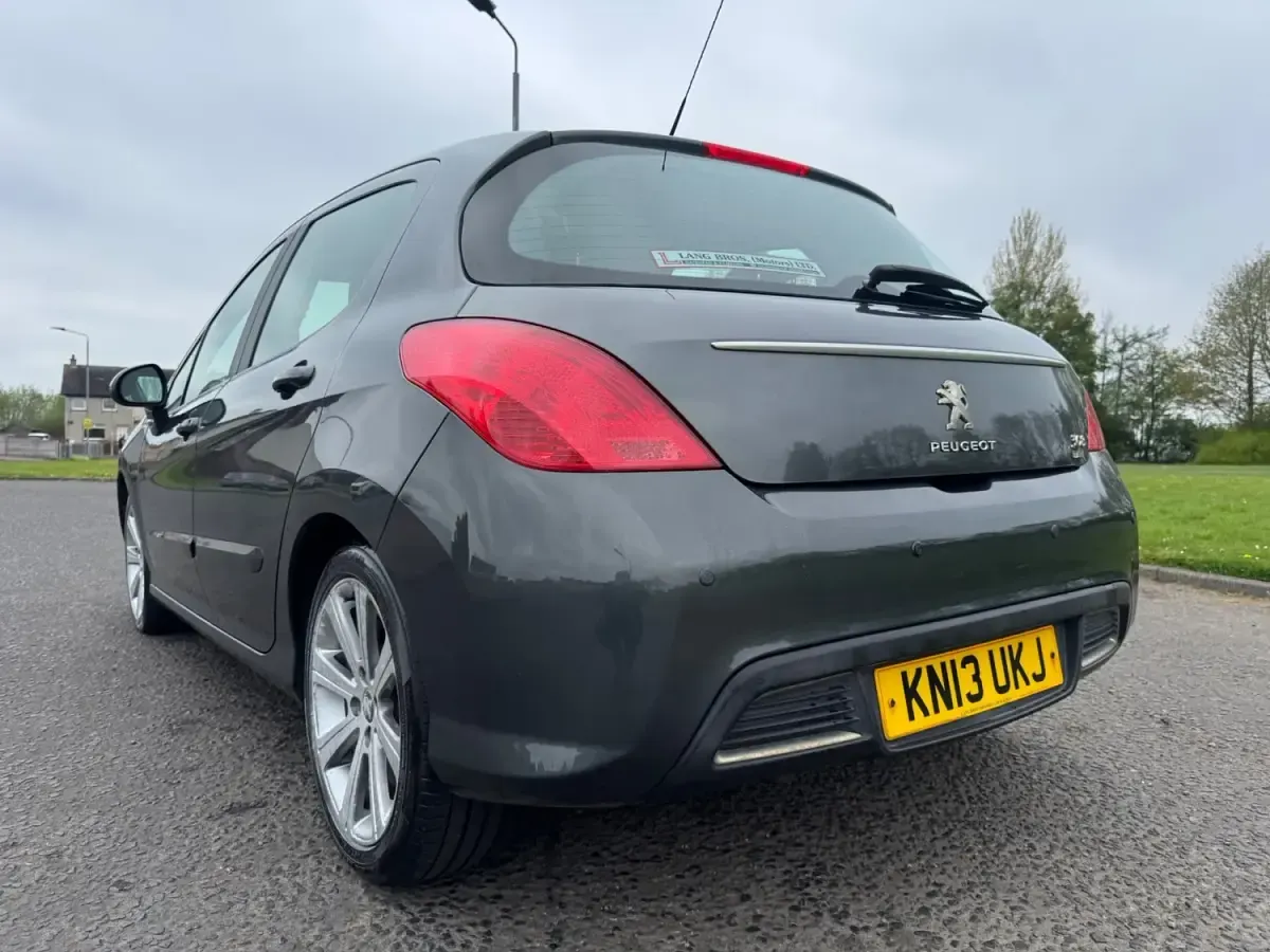 Usado Peugeot 308 Active 112 HP (82 kW) 2013 Cinzento Citadino
