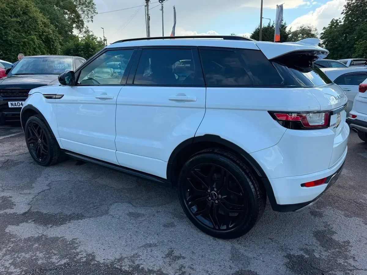 Used Land Rover Range Rover evoque HSE Dynamic 2018 White Estate
