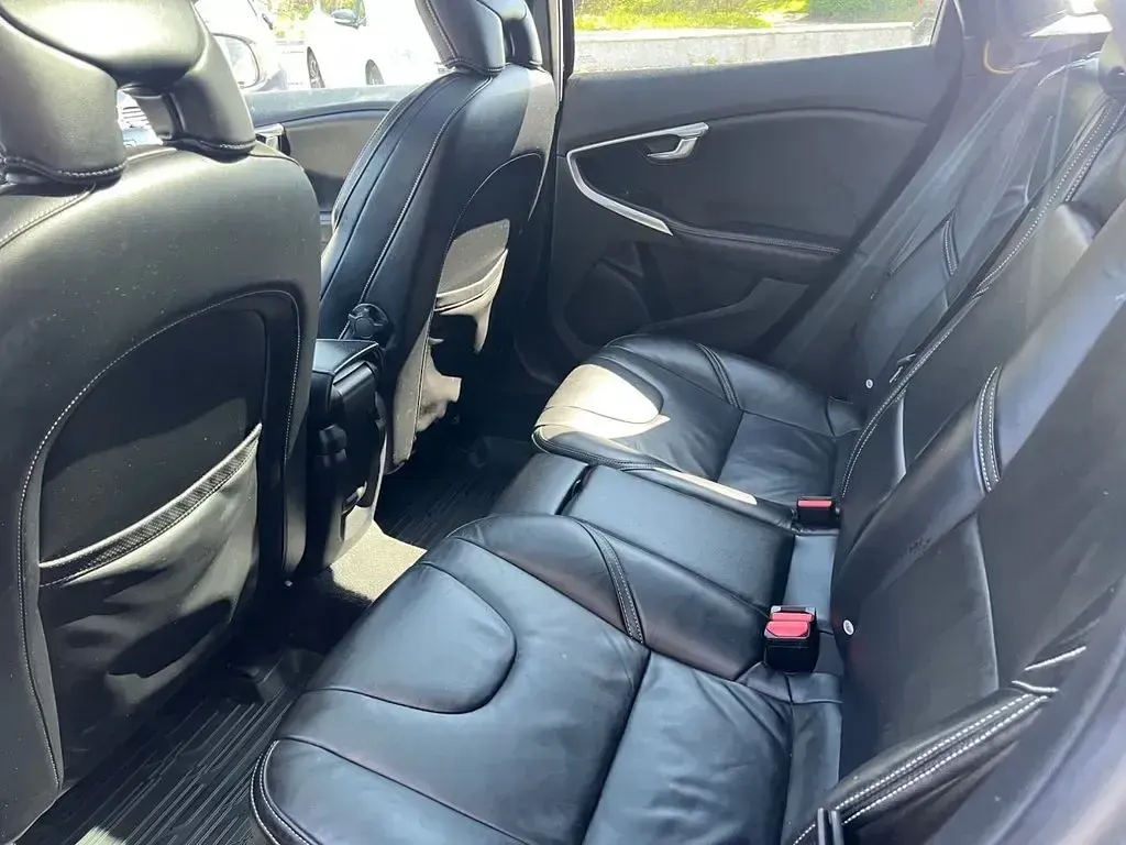 Begagnad Volvo V40 R-Design Pro 190 HK (139 kW) 2017 Svart Halvkombi