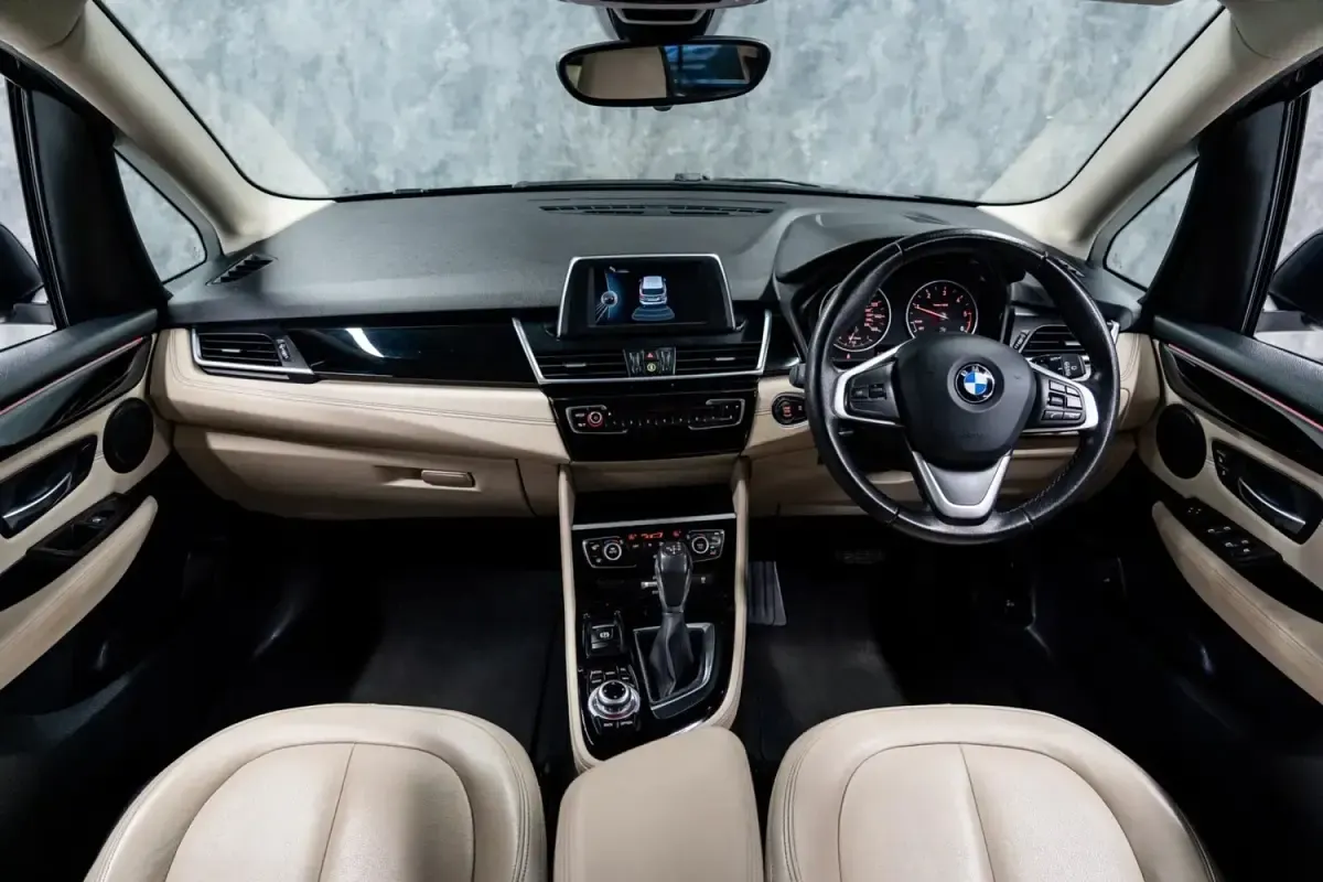 Begagnad BMW 218 Luxury Line 2015 Svart Halvkombi
