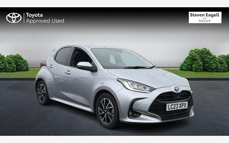 Used 2025 Toyota Yaris Hybrid Design Hatchback | £18,865 (Good price) - Image 1/4