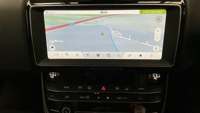 Begagnad Jaguar XE Portfolio 200 HK (147 kW) 2019 Röd Sedan