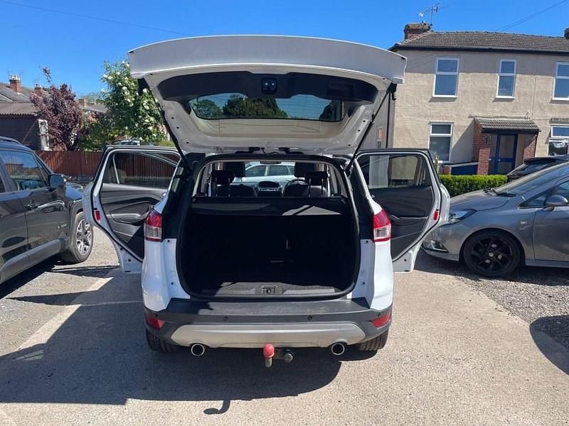 Usado Ford Kuga Titanium 163 HP (119 kW) 2014 Branco SUV