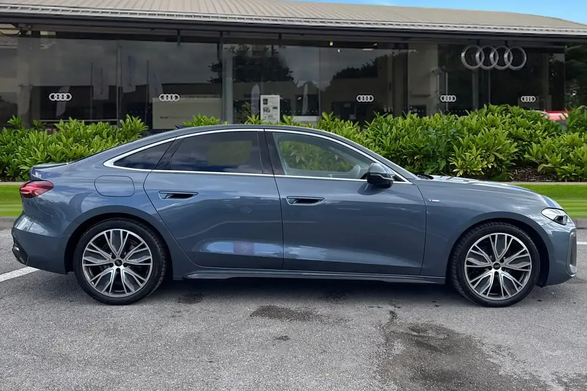 Second-hand Audi A5 S-Line 204 CP (150 kW) 2025 Albastru Berlinǎ