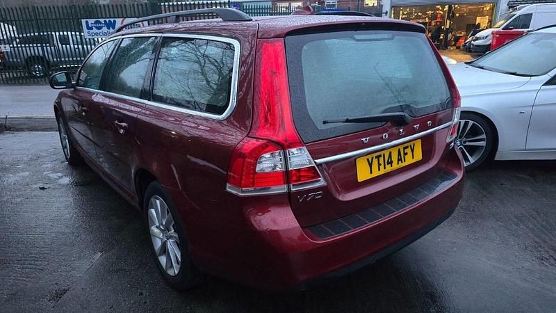 Used Volvo V70 SE 2014 Red Estate