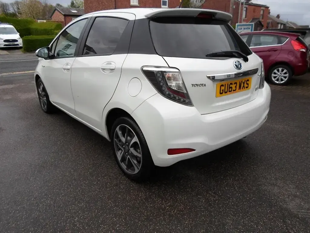 Used Toyota Yaris Trend 101 HP (74 kW) 2014 White Hatchback