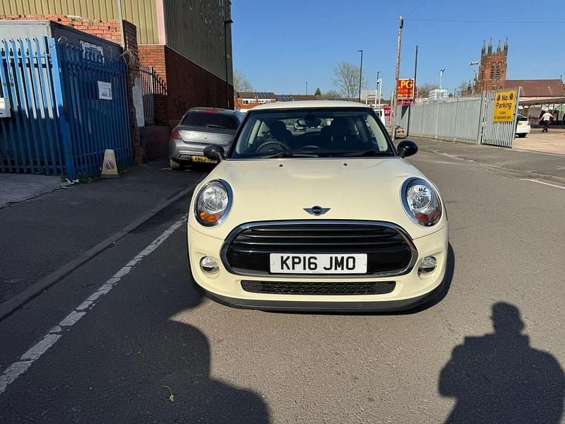 Used Mini Cooper Hatch 134 HP (98 kW) 2016 White Hatchback