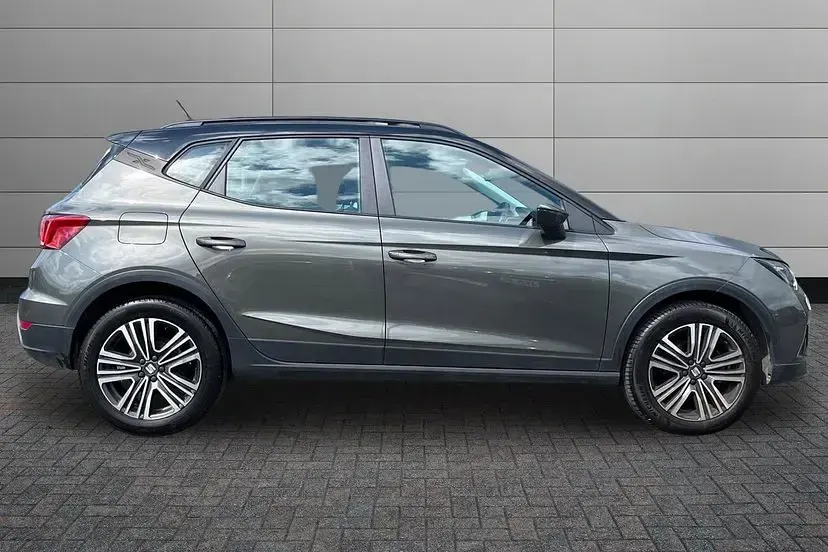 Used Seat Arona SE Technology 95 HP (69 kW) 2023 Mountain green with black roof SUV