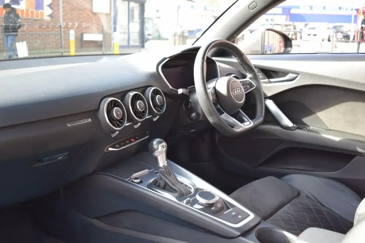 Usado Audi TT S-Line 197 HP (144 kW) 2023 Cinzento Coupé