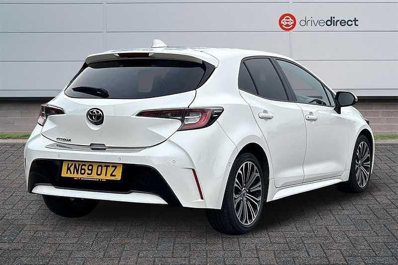 Used Toyota Corolla Design 116 HP (85 kW) 2019 White Hatchback