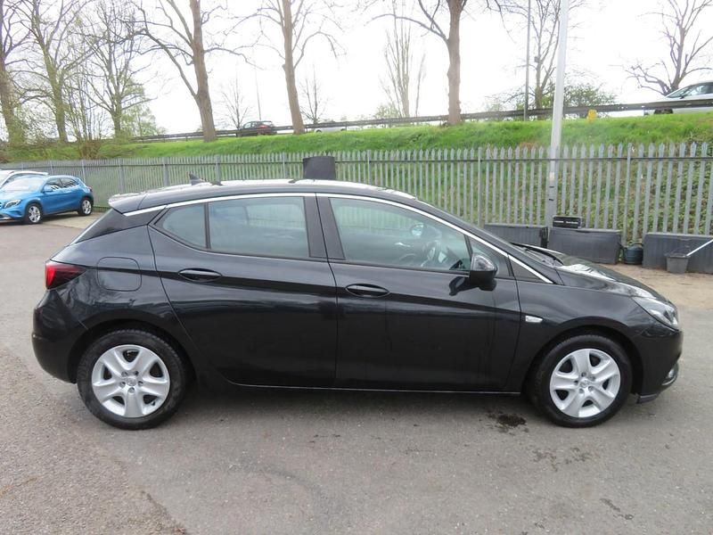 Second-hand Vauxhall Astra 110 CP (80 kW) 2016 Negru Hatchback