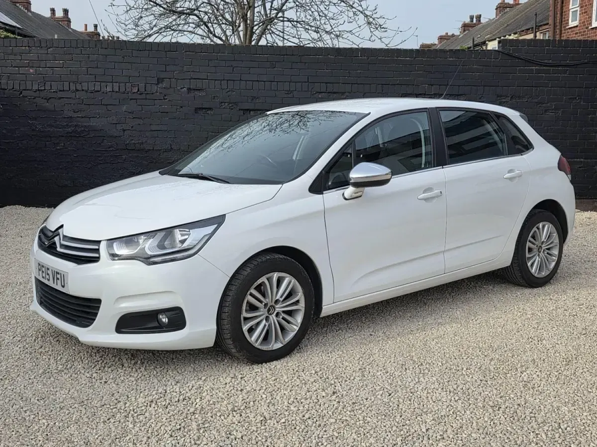 Begagnad Citroën C4 Flair 114 HK (83 kW) 2015 Vit Halvkombi