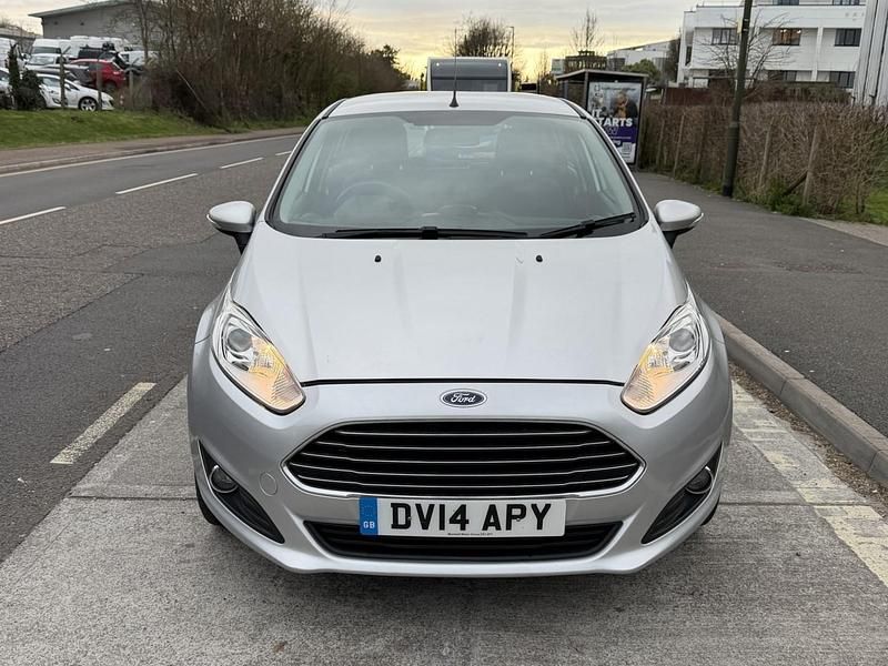 Begagnad Ford Fiesta Zetec 2014 Silver Halvkombi