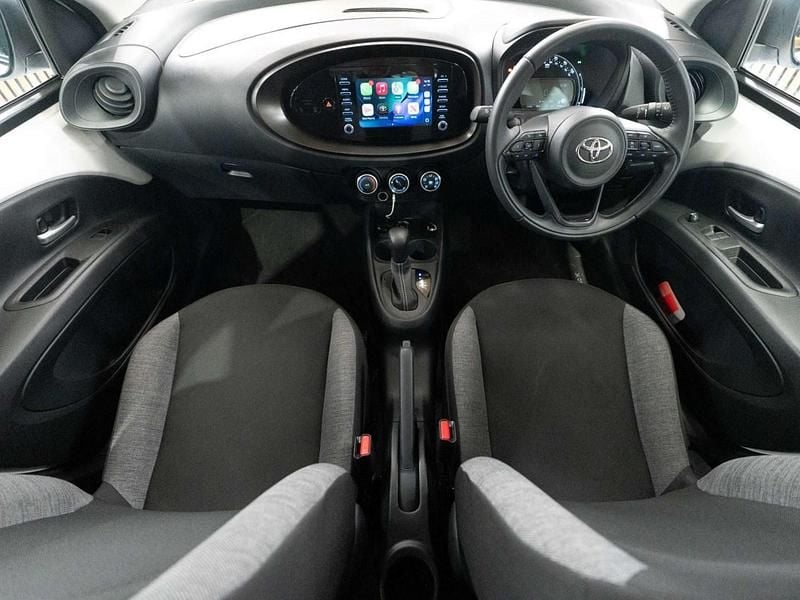 Used Toyota Aygo X X-pure 72 HP (52 kW) 2023 White SUV