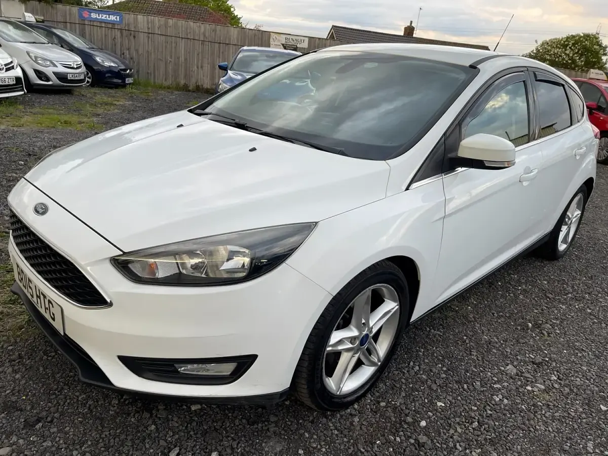 Begagnad Ford Focus Zetec 2015 Vit Halvkombi