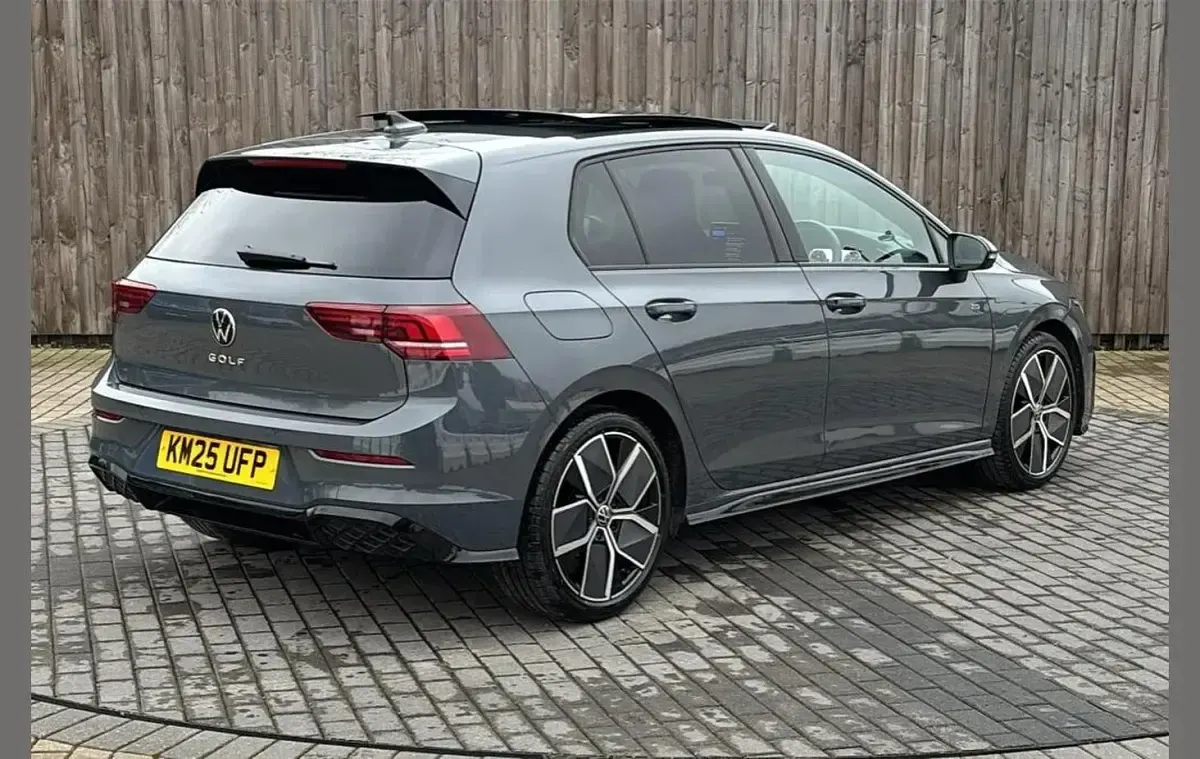 Second-hand VW Golf VIII R-line 150 CP (110 kW) 2025 Gri Hatchback