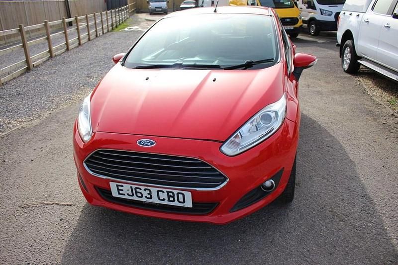 Usado Ford Fiesta Zetec 2013 Vermelho Citadino