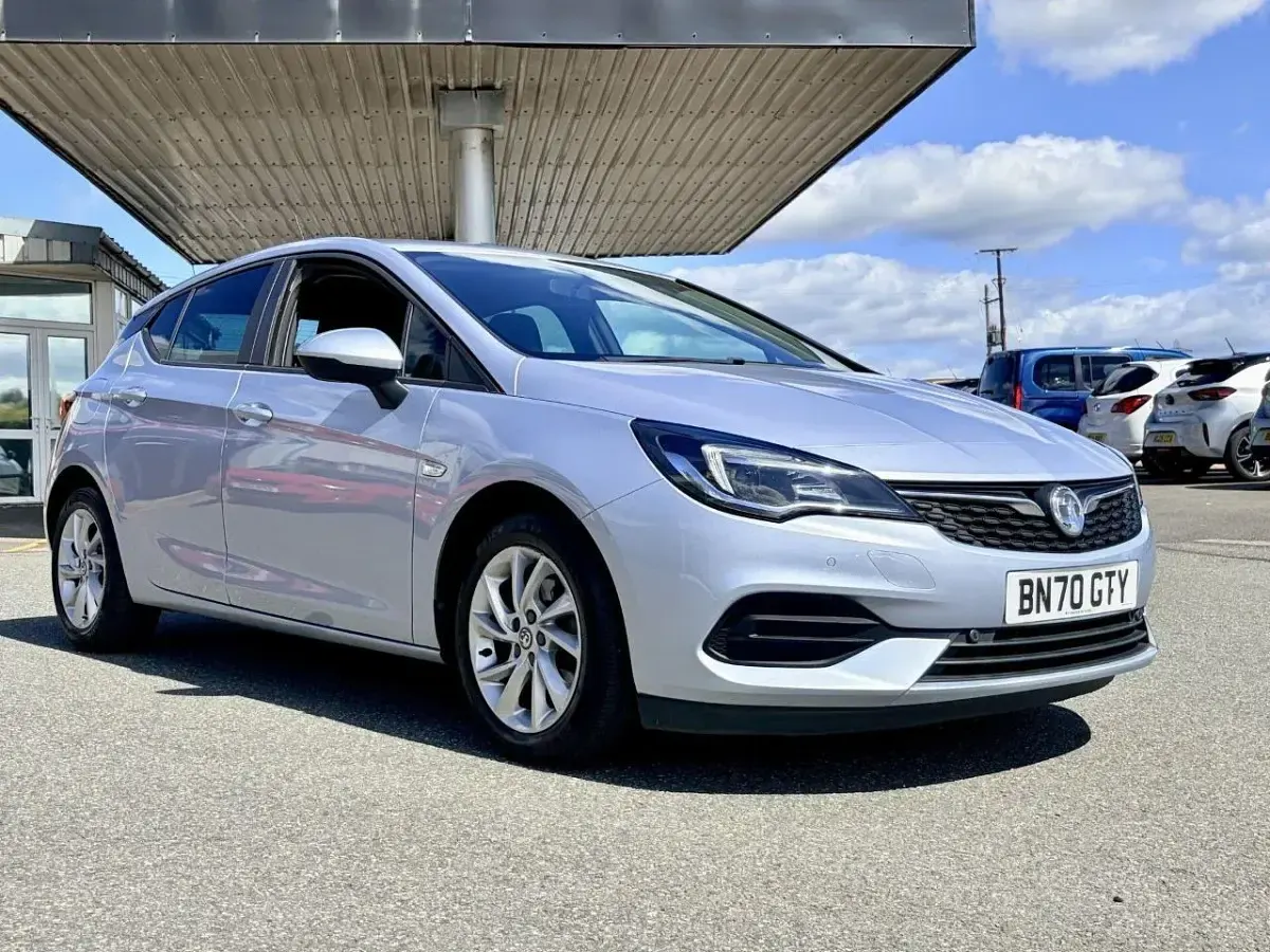 Usado Vauxhall Astra Business Edition 104 CV (76 kW) 2020 Gris Utilitario