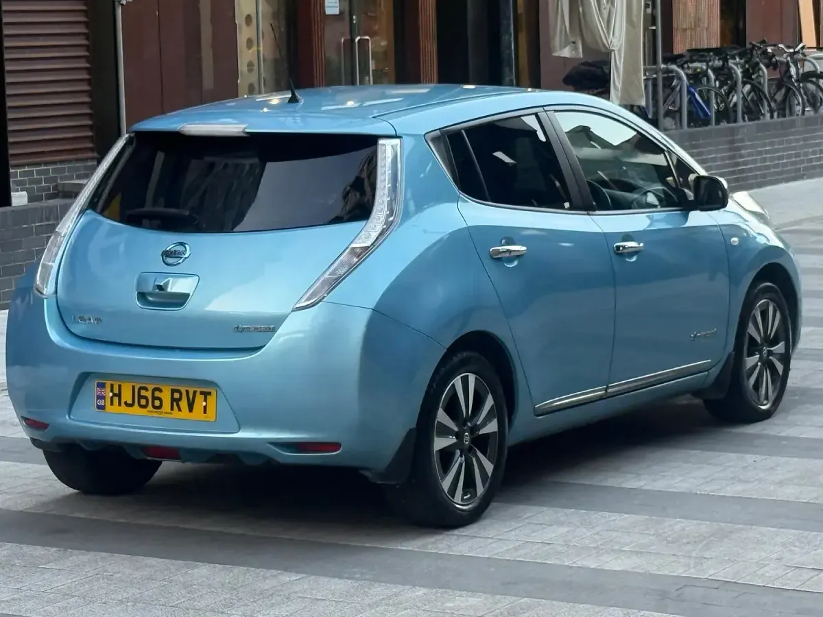 Used Nissan Leaf Tekna 80 kW (109 HP) 2016 Blue Hatchback