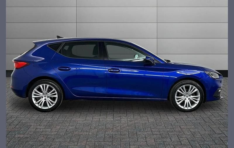 Begagnad Seat Leon SE Dynamic 108 HK (79 kW) 2021 Blå Halvkombi