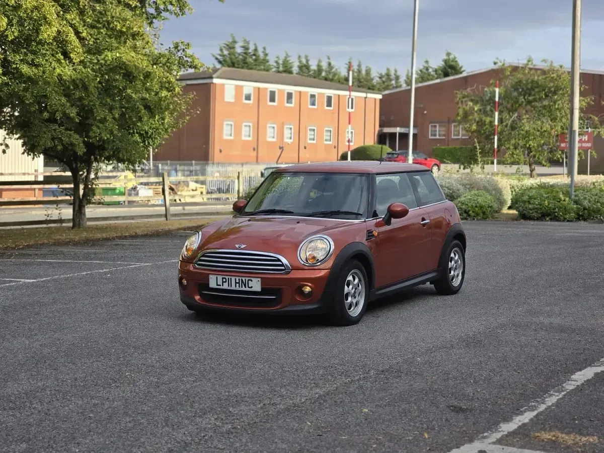 Used Mini Cooper Hatch 122 HP (89 kW) 2011 Orange Hatchback