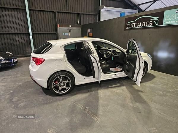 Used Alfa Romeo Giulietta 120 HP (88 kW) 2018 White Hatchback