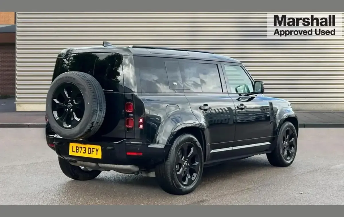 Used Land Rover Defender SE Dynamic 300 HP (220 kW) 2023 Black SUV