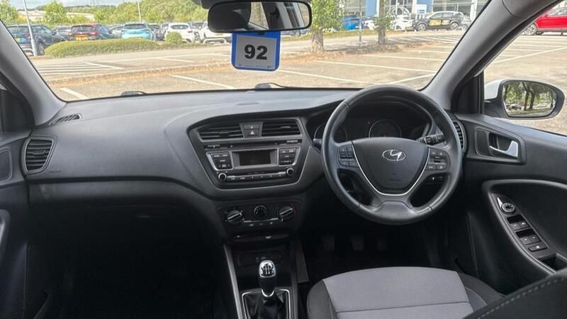 White Used 2017 Hyundai i20 SE Hatchback | £9,339 (Fair price) - Image 1/4