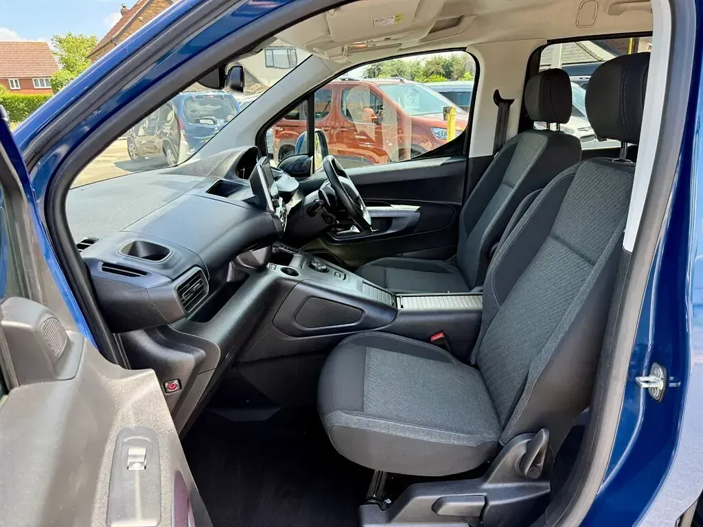 Used Peugeot Rifter Allure 131 HP (96 kW) 2021 Metallic blue MPV