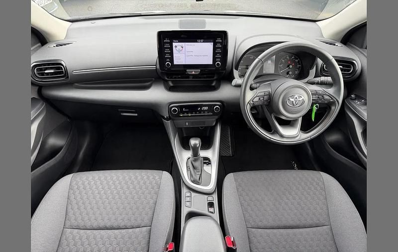 Used Toyota Yaris Hybrid 113 HP (83 kW) 2023 White Hatchback