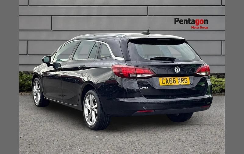 Used Vauxhall Astra SRi 108 HP (79 kW) 2017 Black Estate