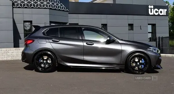 Begagnad BMW M135 M Performance 2021 Grå Halvkombi