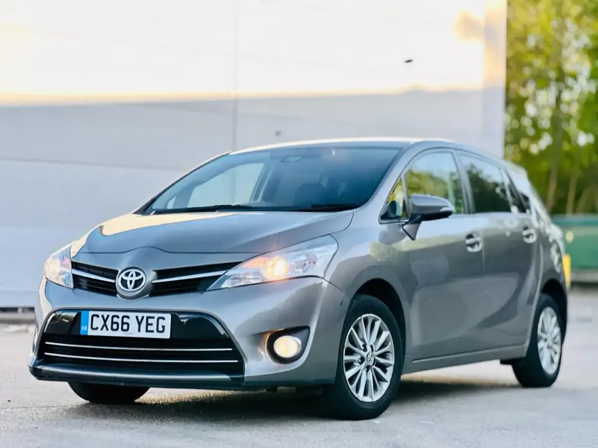 Usado Toyota Verso 132 HP (97 kW) 2016 Castanho Monovolume