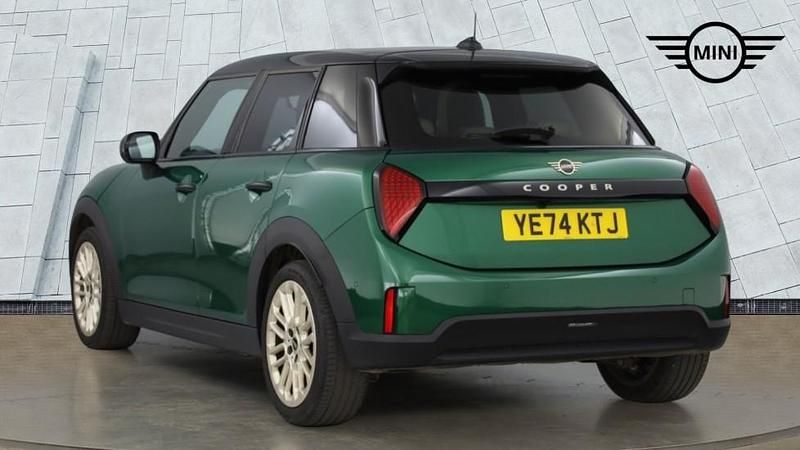 Begagnad Mini Cooper Hatch 154 HK (113 kW) 2024 Grön Halvkombi