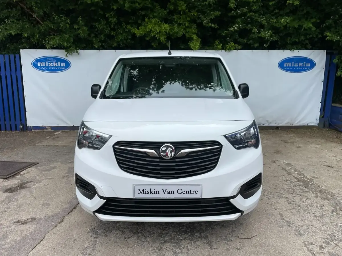 Used Vauxhall Combo Sportive 100 HP (73 kW) 2020 White MPV