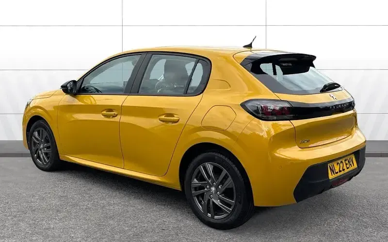 Used Peugeot 208 Active Premium 75 HP (55 kW) 2022 Yellow Hatchback