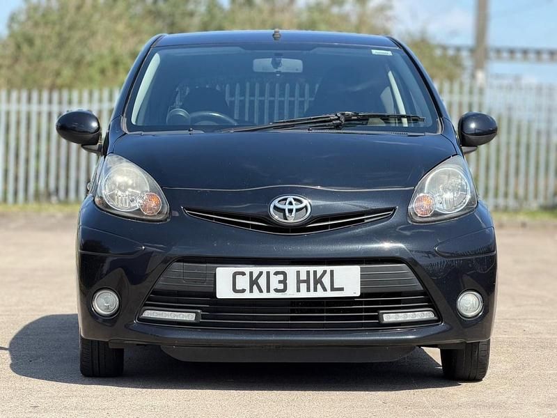 Używany Toyota Aygo 68 KM (50 kW) 2013 Czarny Hatchback