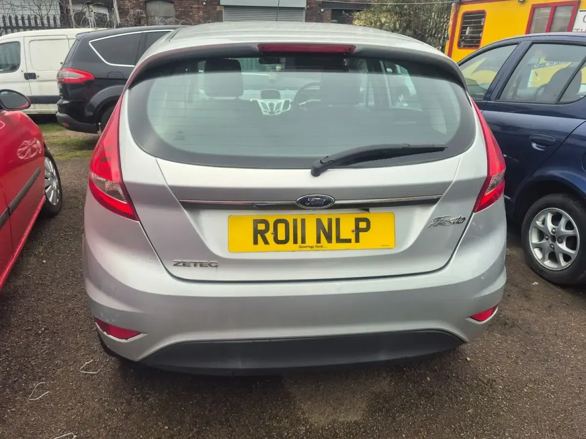 Używany Ford Fiesta Zetec 2011 Srebrny Hatchback