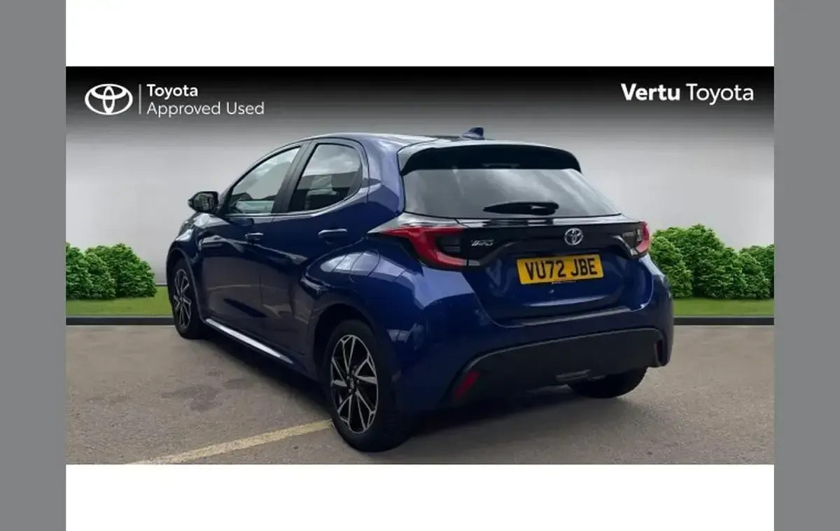 Used Toyota Yaris Hybrid Design 113 HP (83 kW) 2022 Blue Hatchback