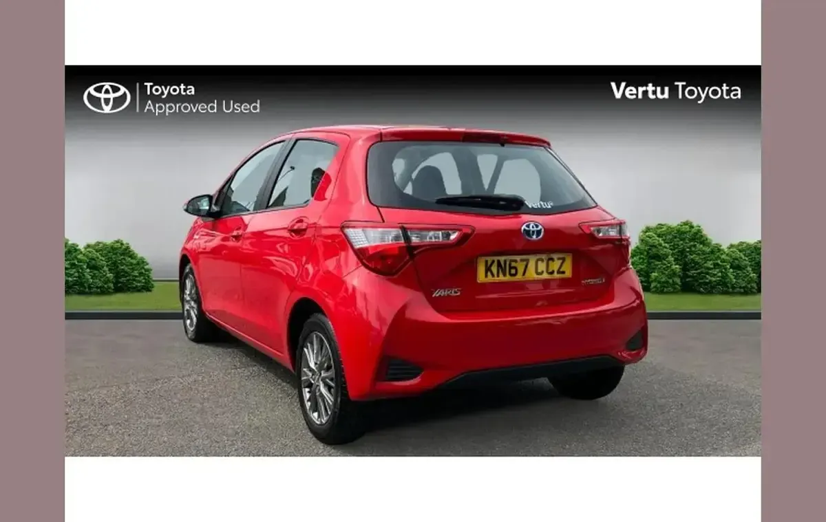 Used Toyota Yaris 100 HP (73 kW) 2017 Red Hatchback