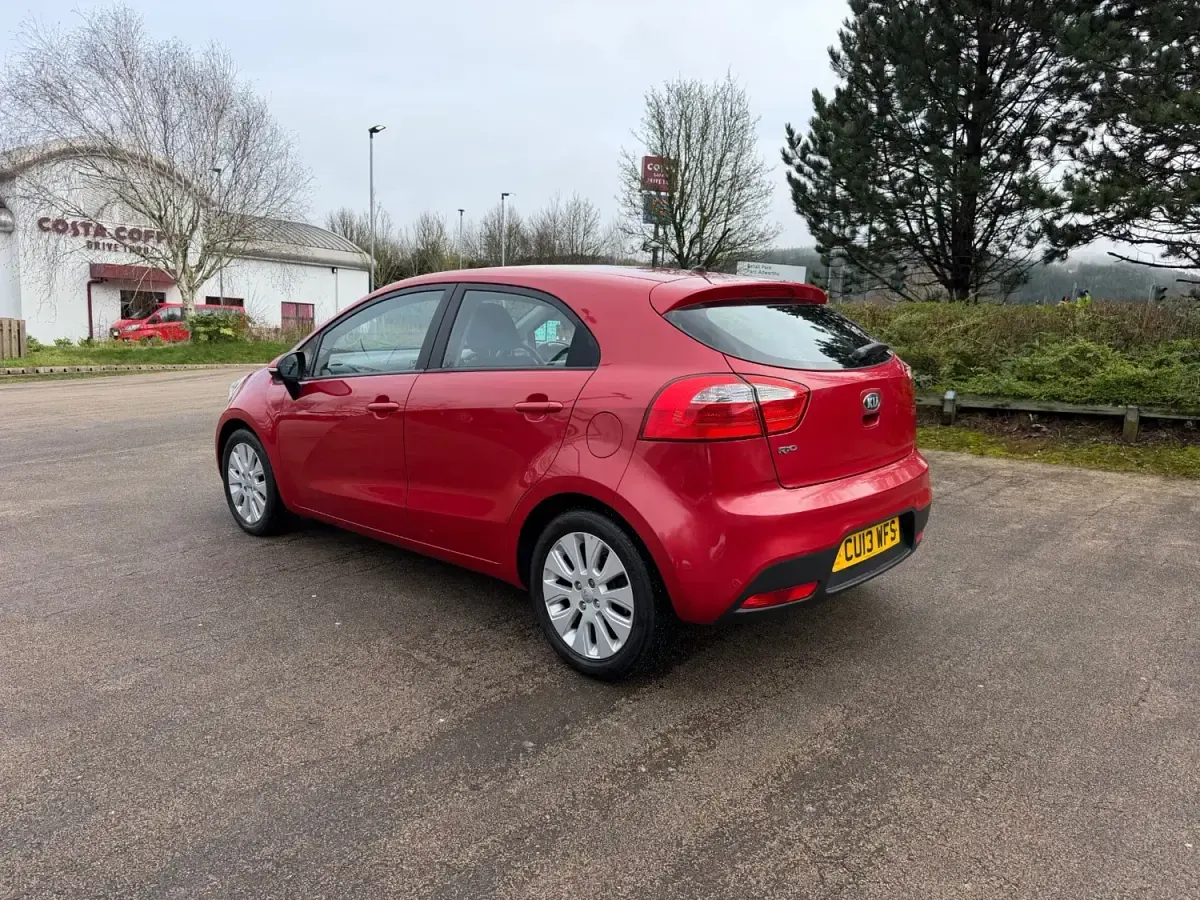 Begagnad Kia Rio 85 HK (62 kW) 2013 Röd Halvkombi