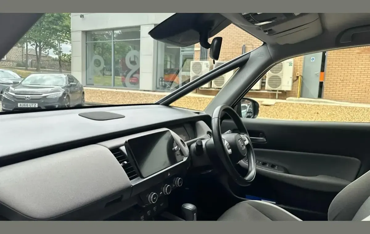 Used Honda Jazz Hybrid 109 HP (80 kW) 2021 White Hatchback