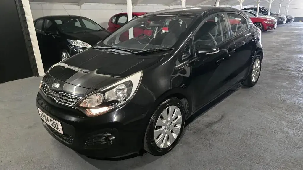 Begagnad Kia Rio 2015 Svart Halvkombi