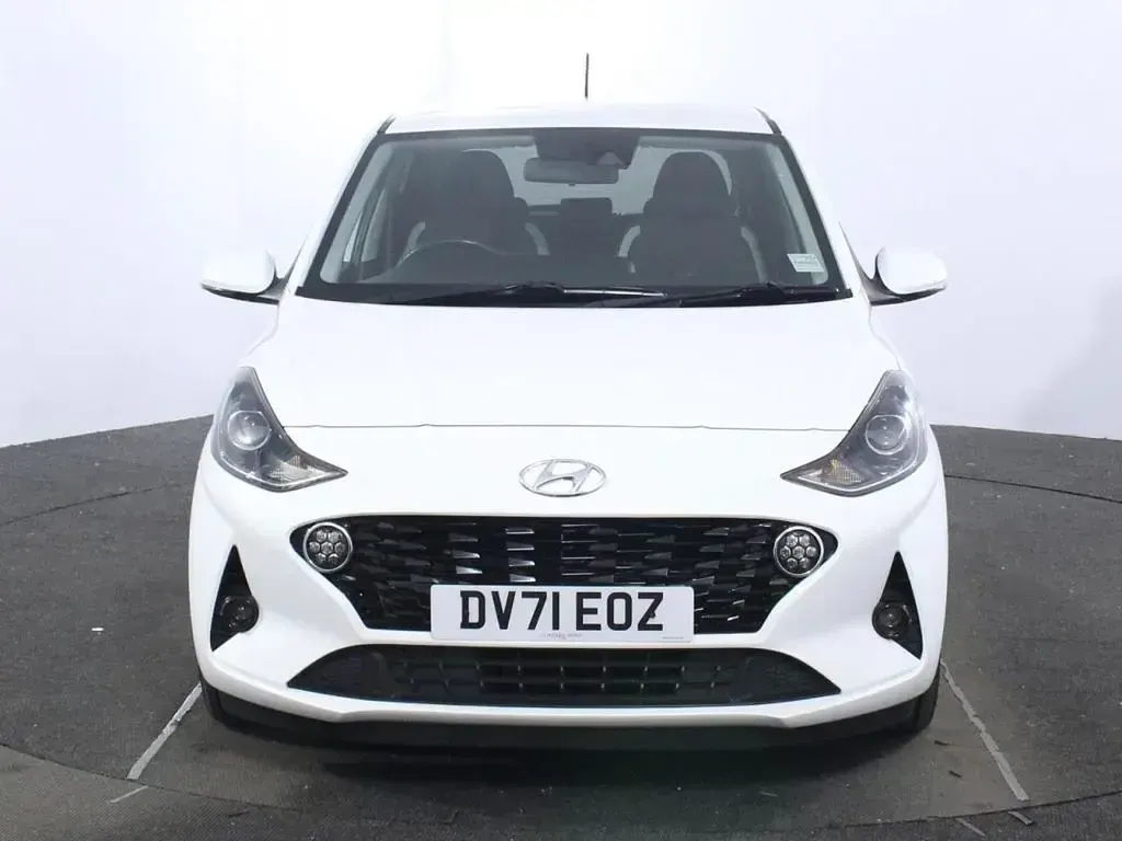 Used Hyundai i10 Premium 67 HP (49 kW) 2021 White Hatchback