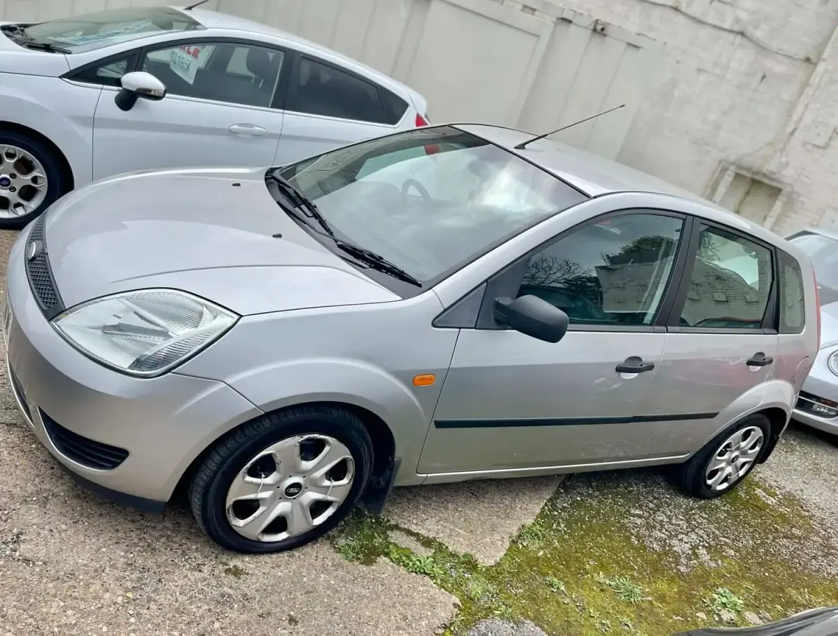 Usado Ford Fiesta Style 75 HP (55 kW) 2005 Prateado Citadino