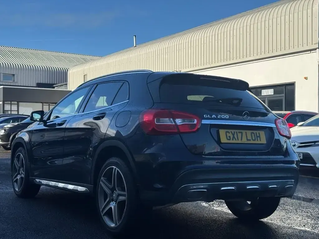 Usado Mercedes GLA200 AMG line 156 HP (114 kW) 2017 Azul SUV