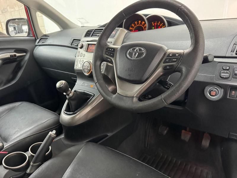 Used Toyota Verso 126 HP (92 kW) 2010 Red MPV