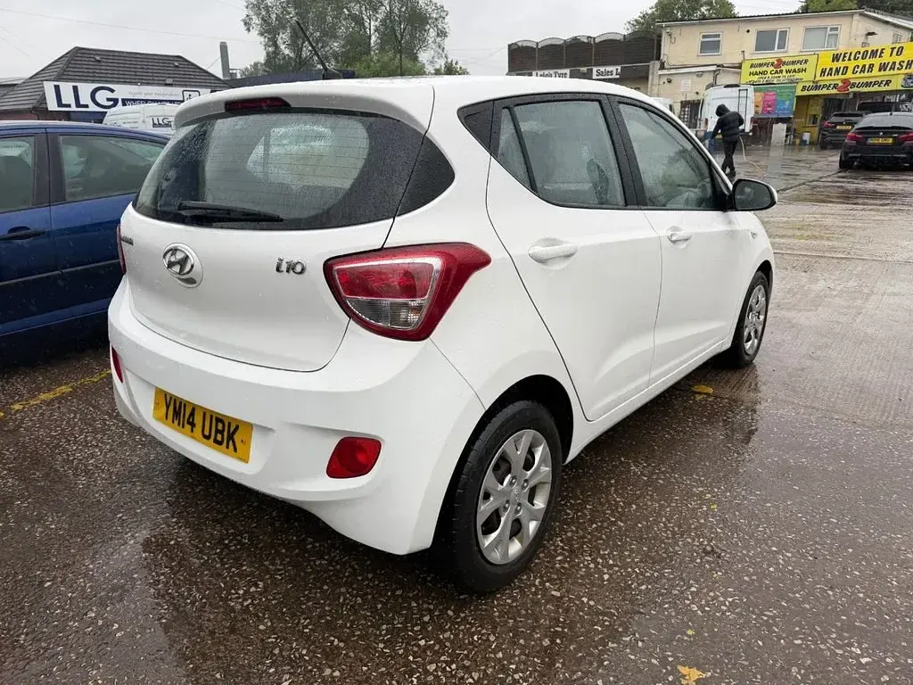 Used Hyundai i10 SE 66 HP (48 kW) 2014 White Hatchback